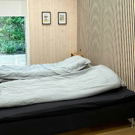 Architect-designed House In ヒュールスミンネ